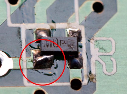 BF-998 heeft één dikker pootje. De print heeft op dat punt ook een dikker eilandje.