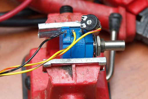 20110819-_MG_8141_800px.jpg (100.27 KiB) 115664 keer bekeken Potmeter op potmeter in de 12V lijn (niet de loper).