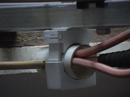 IMGA1825.JPG (101.39 KiB) 221055 keer bekeken Tip: Een OBO zadel kan heel mooi als bevestiging dienen aan de boom. De dipool-balun kun je vastmaken in een stukje PVC buis en die kun je volgieten met thermische lijm bijvoorbeeld (in ieder geval niet geleidend).